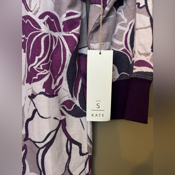 ⚽️ LuLaRoe Cozy Kate 3/4 Sleeve Sharkbite T, Small, NWT - Picture 4 of 7